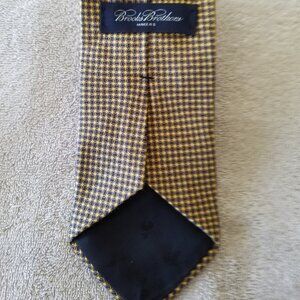 Brooks Brothers Makers 100% Silk Tie – Gold & Blue Geometric Pattern – Made USA